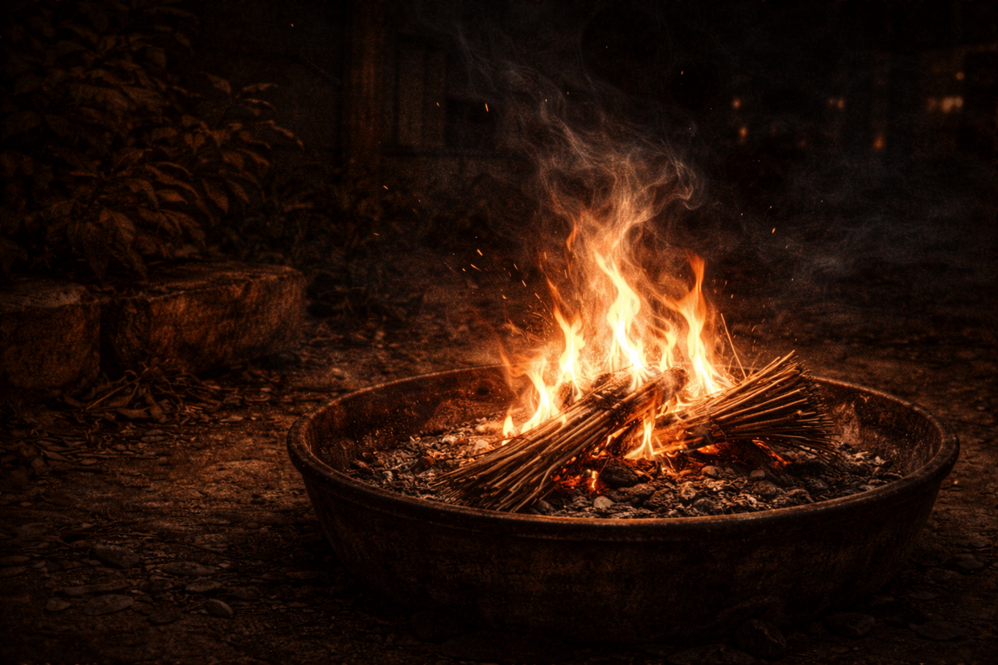 夕暮れの屋外で、金属製の火鉢の中に束ねた麻幹が燃え、橙色の炎と細い煙が立ち上っている。周囲は暗く、人の姿や人工照明は見えない。  ChatGPT の回答は必ずしも正しいとは限りません。重要な情報は確認するようにしてください。cookie の設定を参照してください。 ショートカット