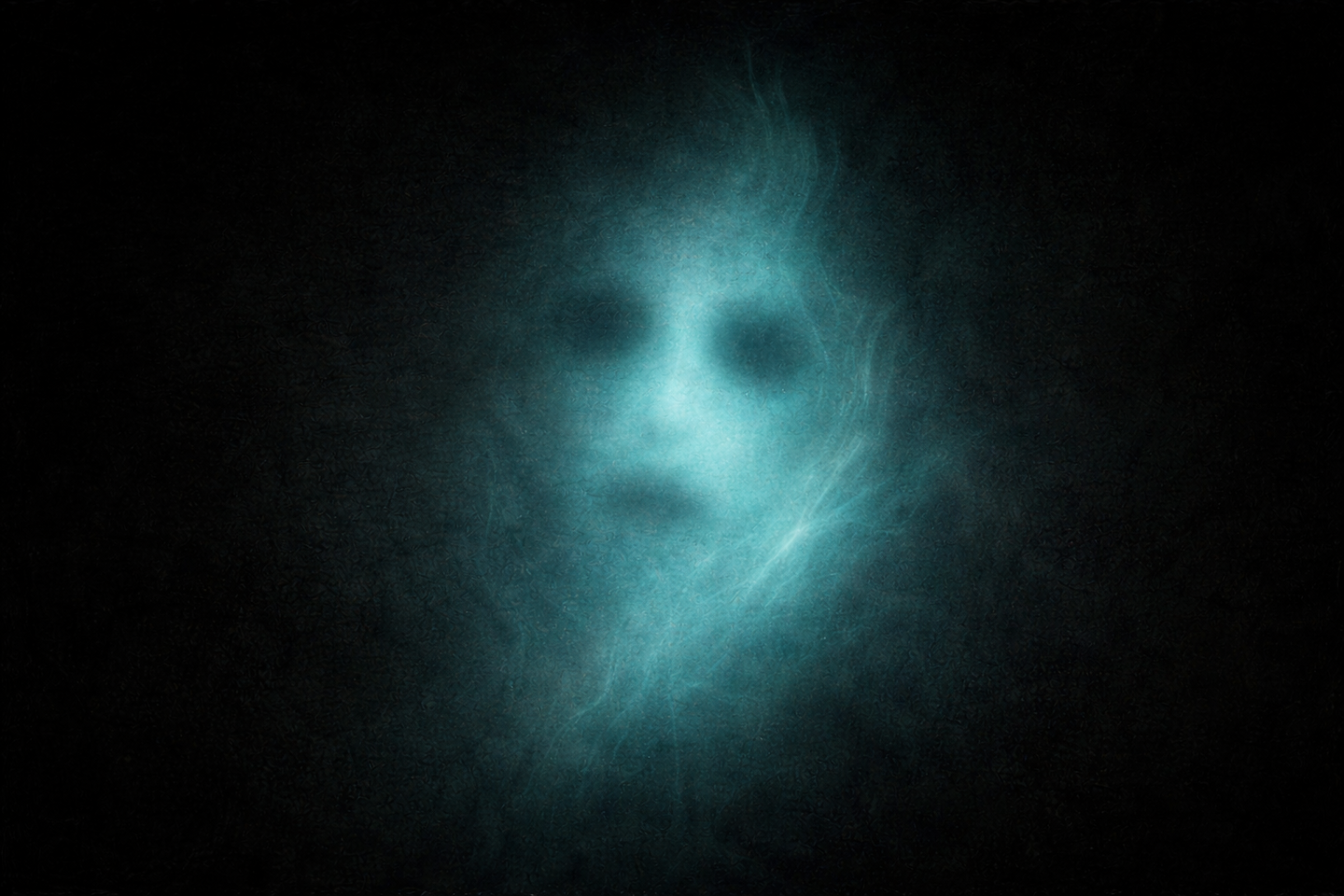 暗い背景の中に、青緑色の淡い光で形作られた人の顔の輪郭が浮かんでいる。目や口の位置がぼんやりと確認でき、周囲は影に包まれている。